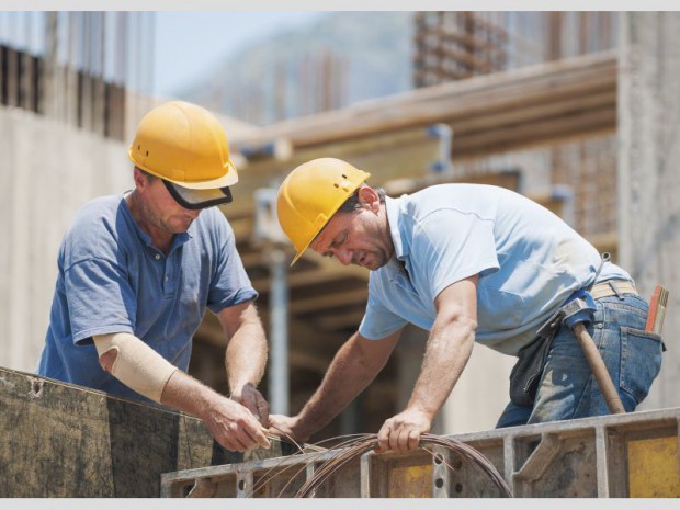 deux artisans du bâtiment qui travaillent sur un chantier