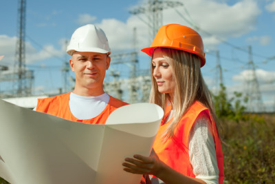 architecte et artisan entrain de regarder les plans du chantier ensemble