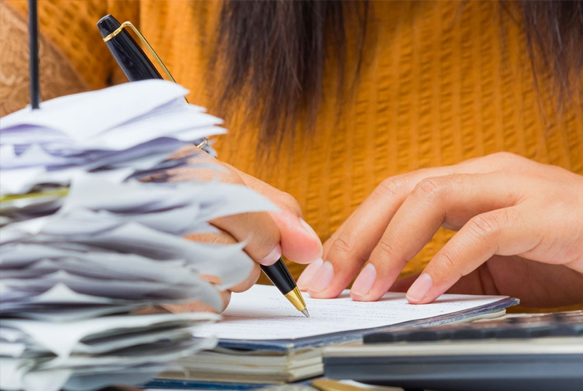 personne entrain de signer un document