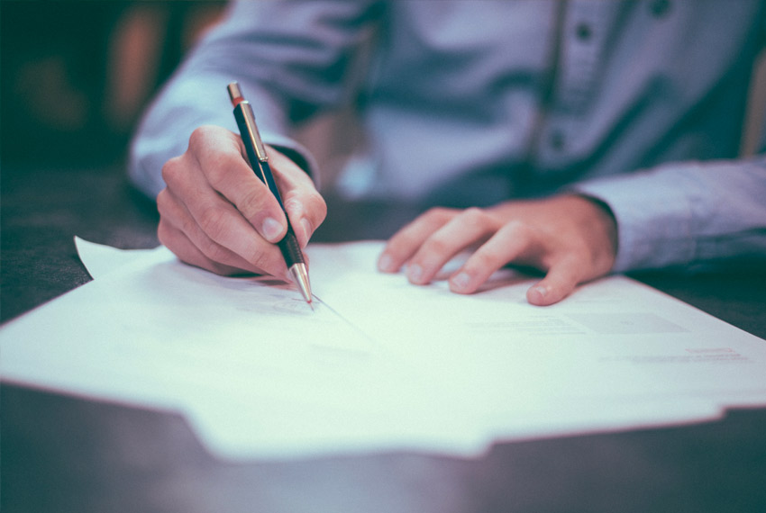 personne entrain de signer un document