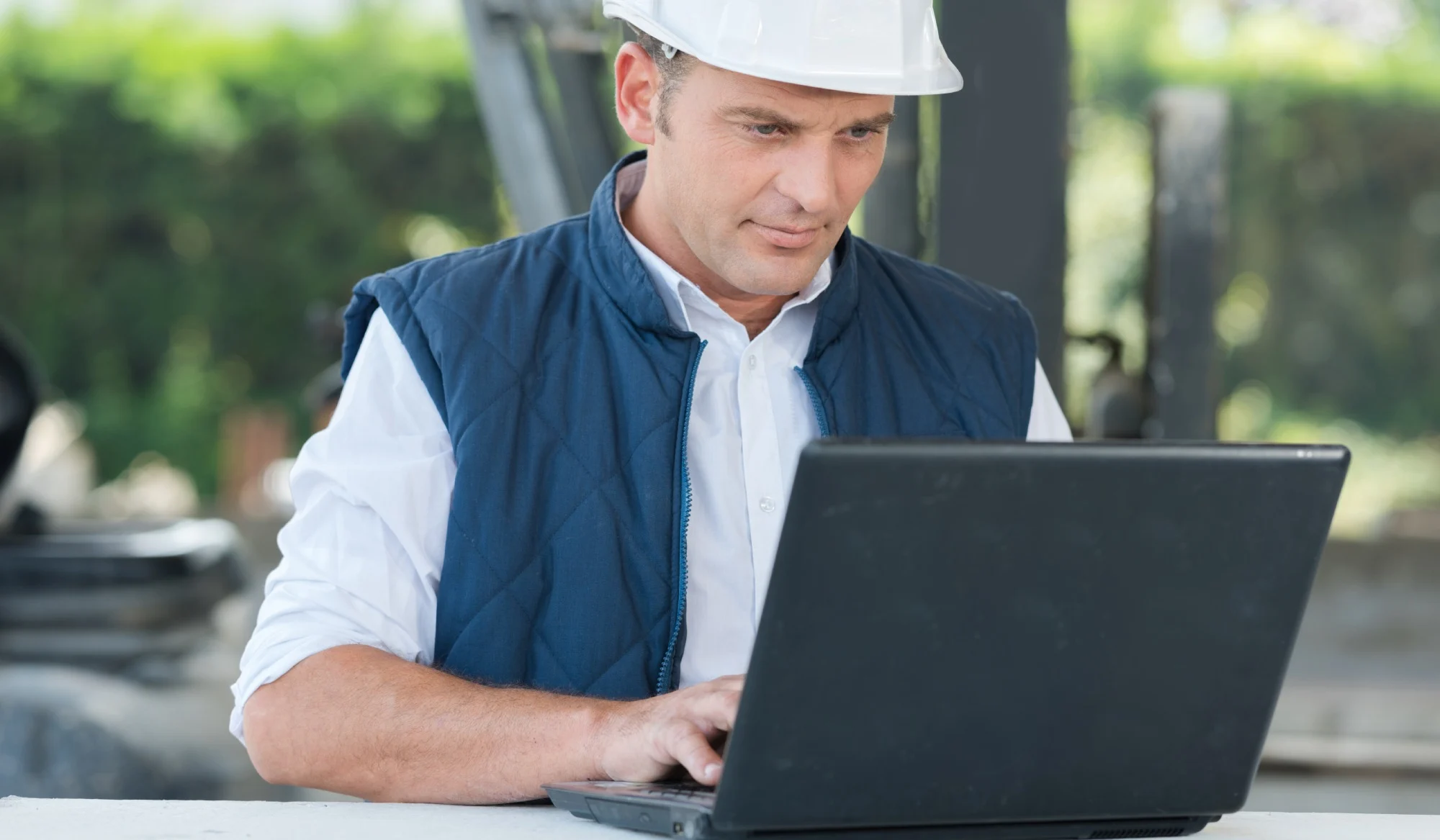 Artisan du batiment sur ordinateur
