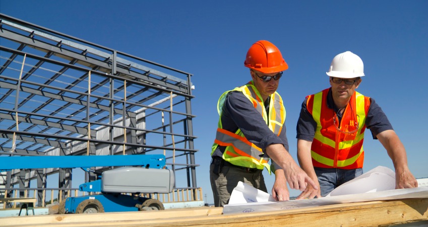 Artisans travaillant sur un chantier