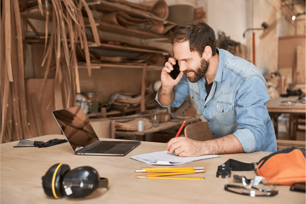 Artisan au bureau Artisan du bâtiment travaillant au bureau
