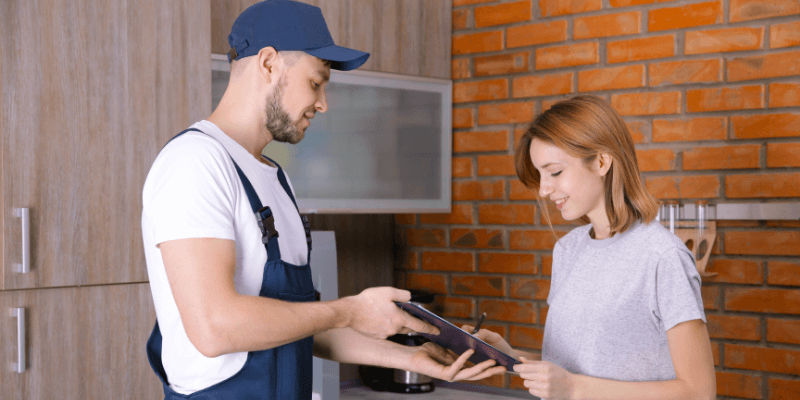 Artisan du batiment avec sa cliente