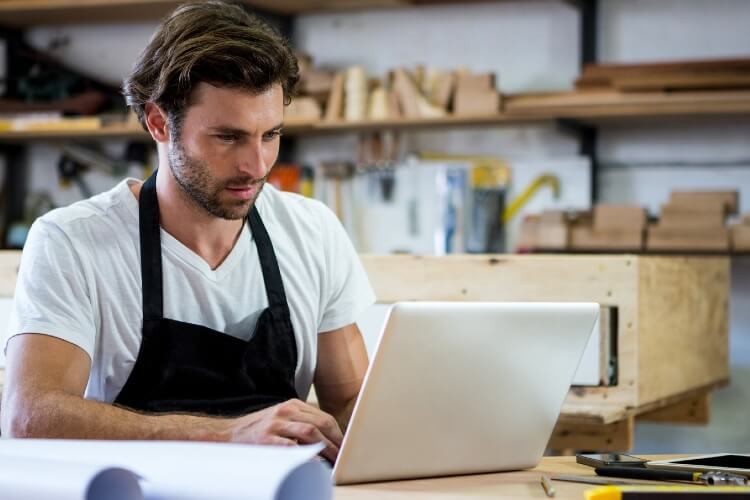 Artisan du batiment sur ordinateur Artisan du batiment sur ordinateur