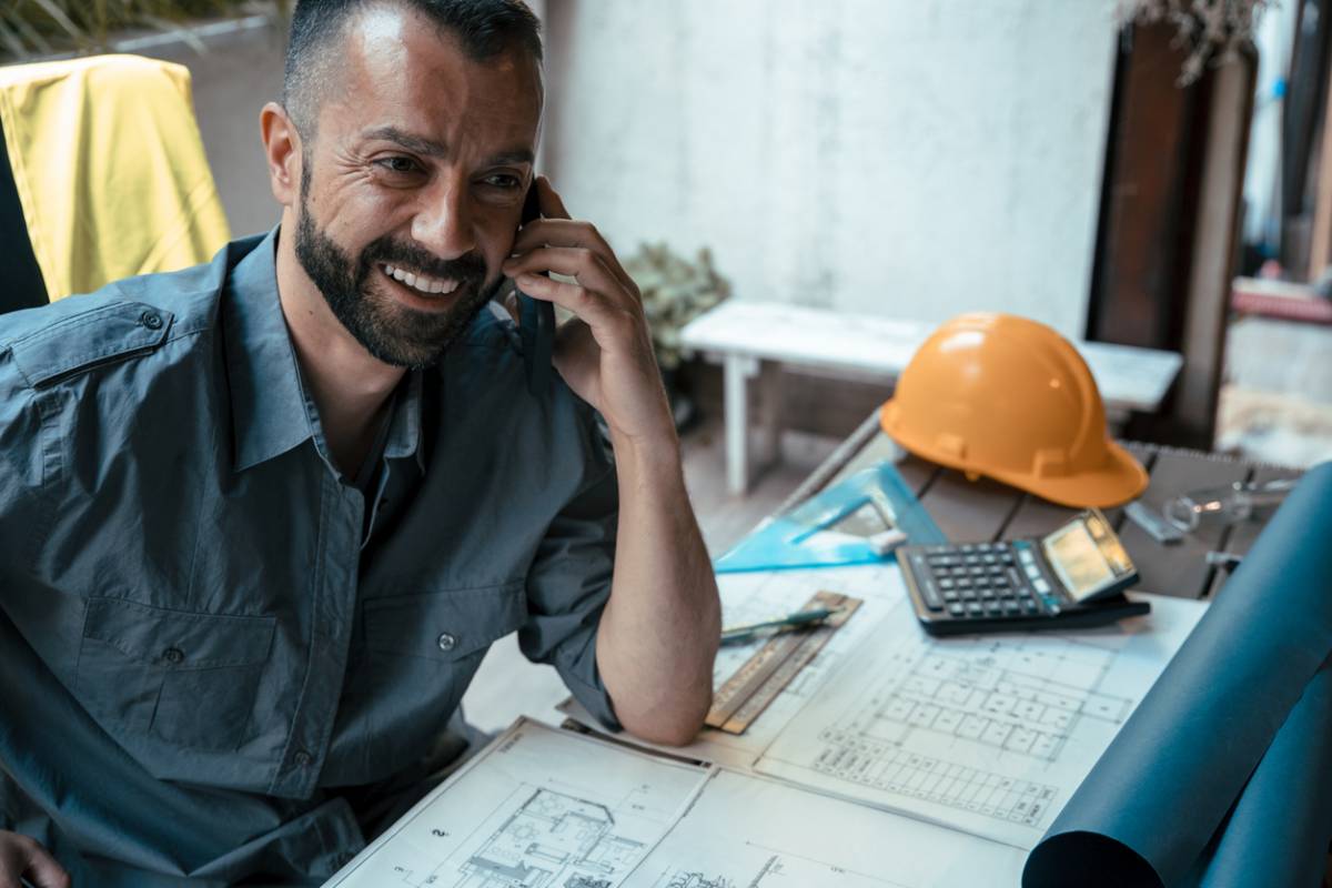 Artisans du bâtiment au téléphone