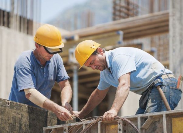 Deux artisans travaillant sur un chantier