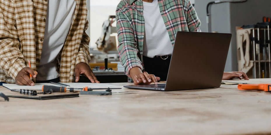 Artisan du batiment sur ordi Artisans du batiments sur ordinateur