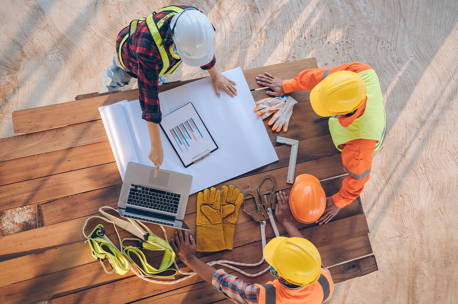 Artisans du batiment au travail Artisans du batiment au travail