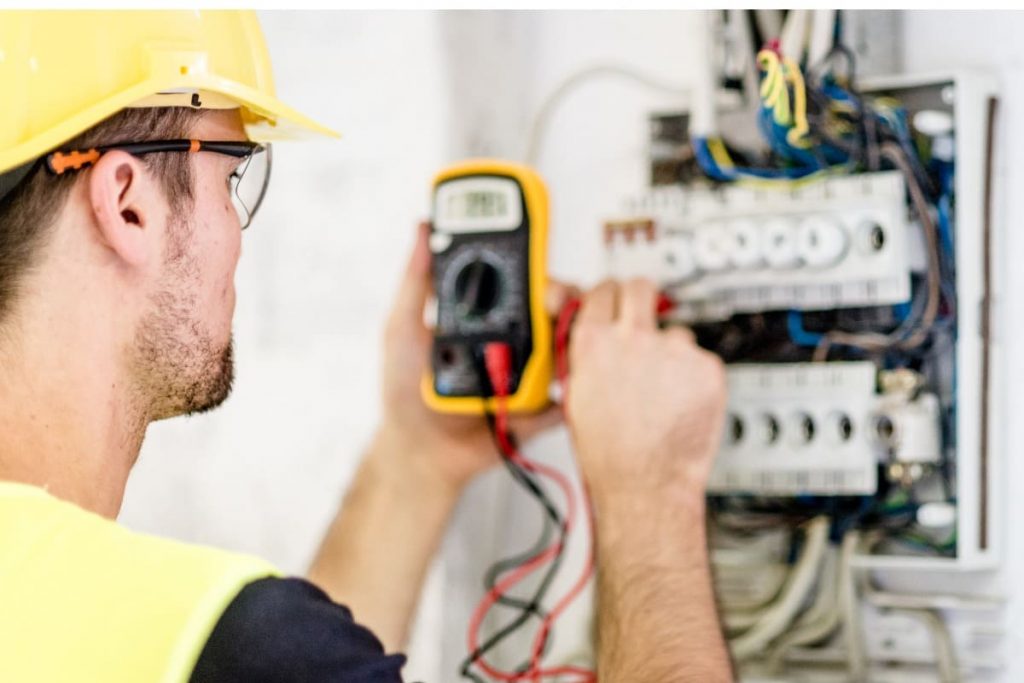Artisan réalisant des travaux d'éléctricité