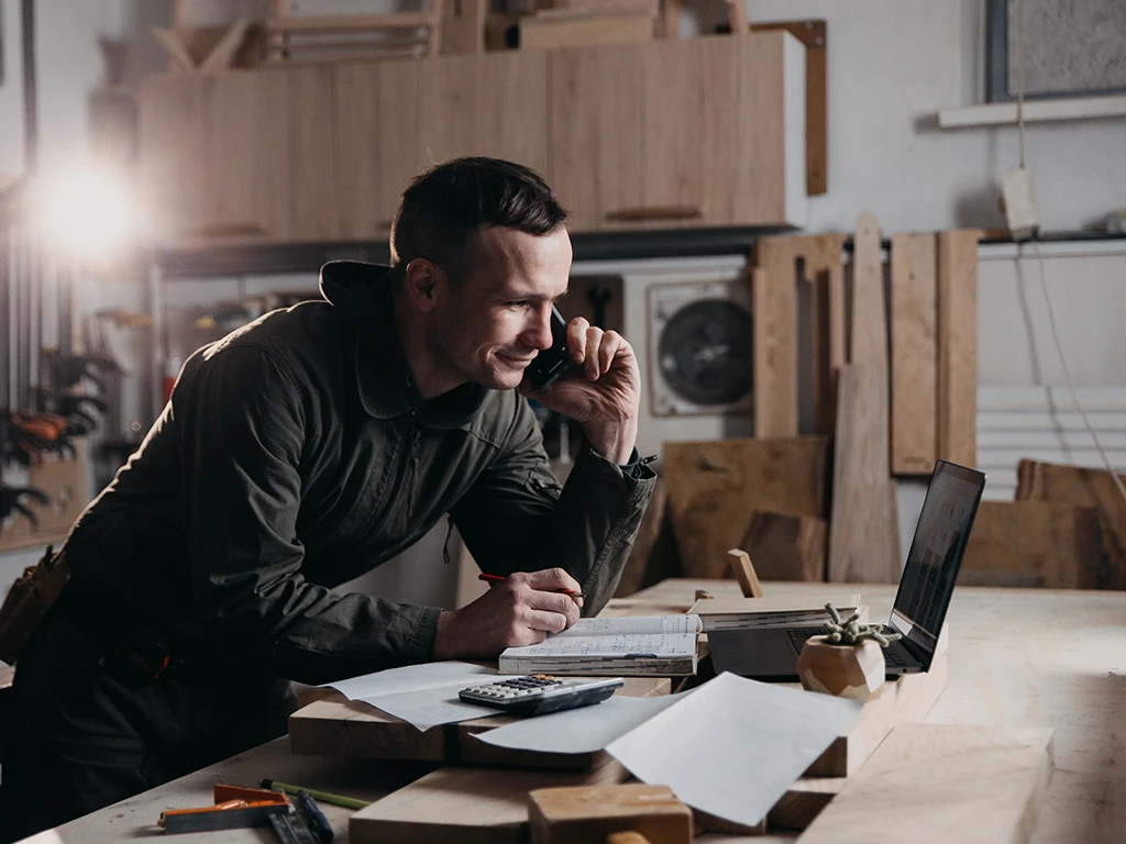 Artisan du bâtiment entrain d'élaborer une facture électronique sur son ordinateur