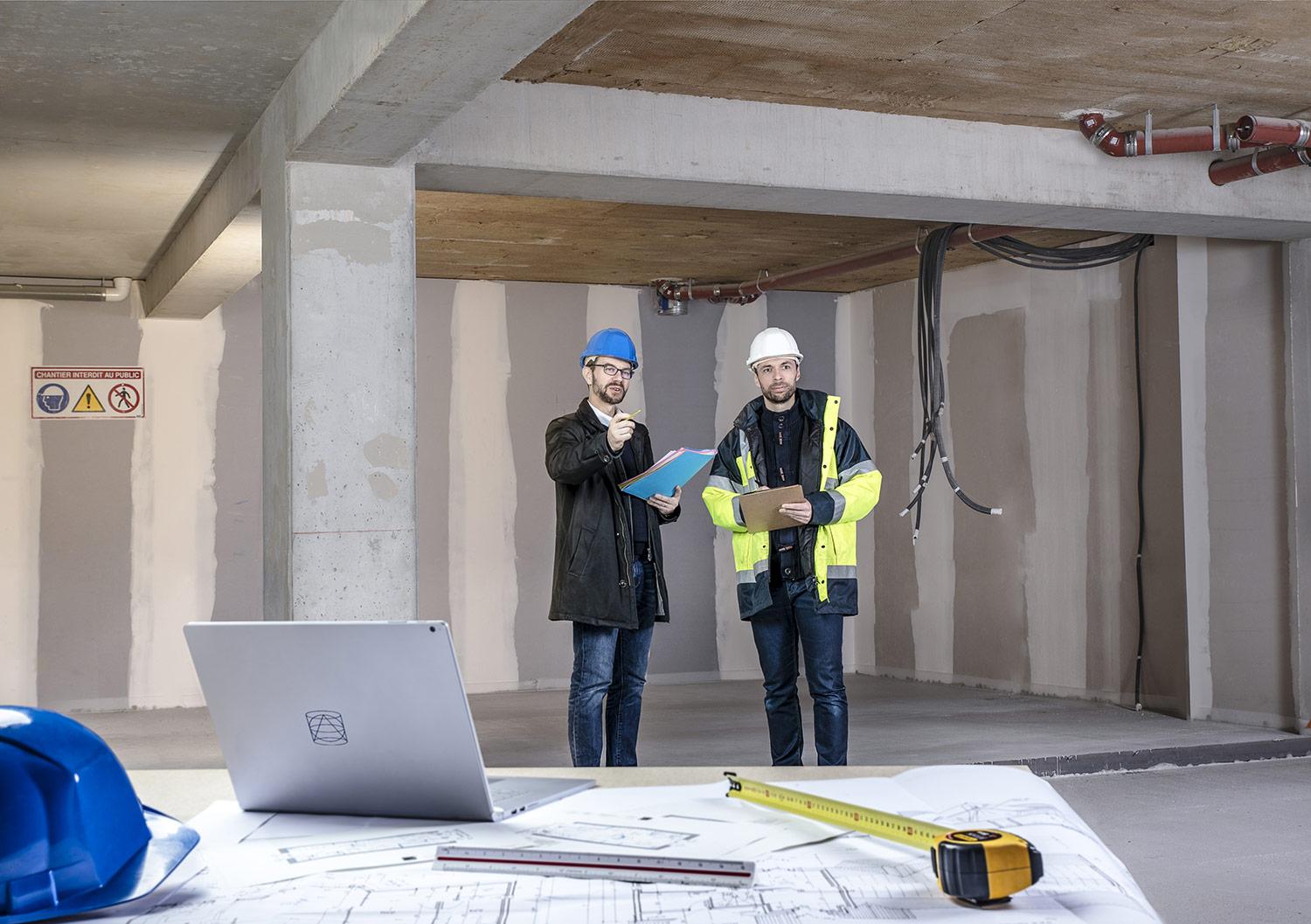 Artisans du batiment sur le chantier Artisans du batiment sur le chantier