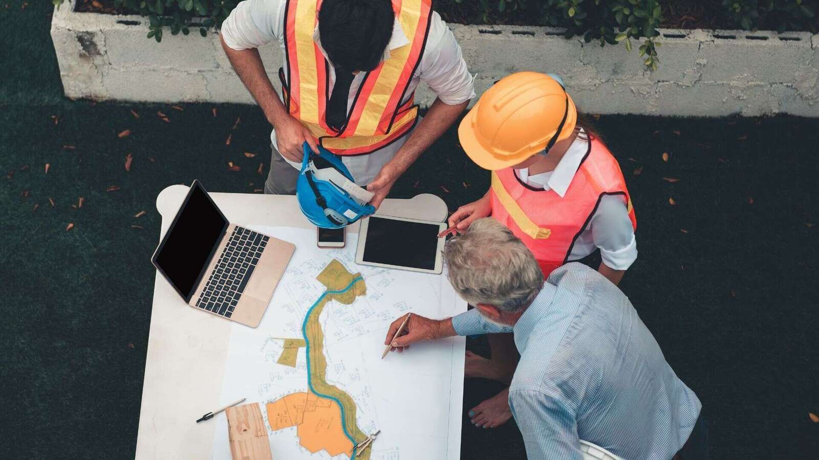 Artisan du bâtiment sur le chantier