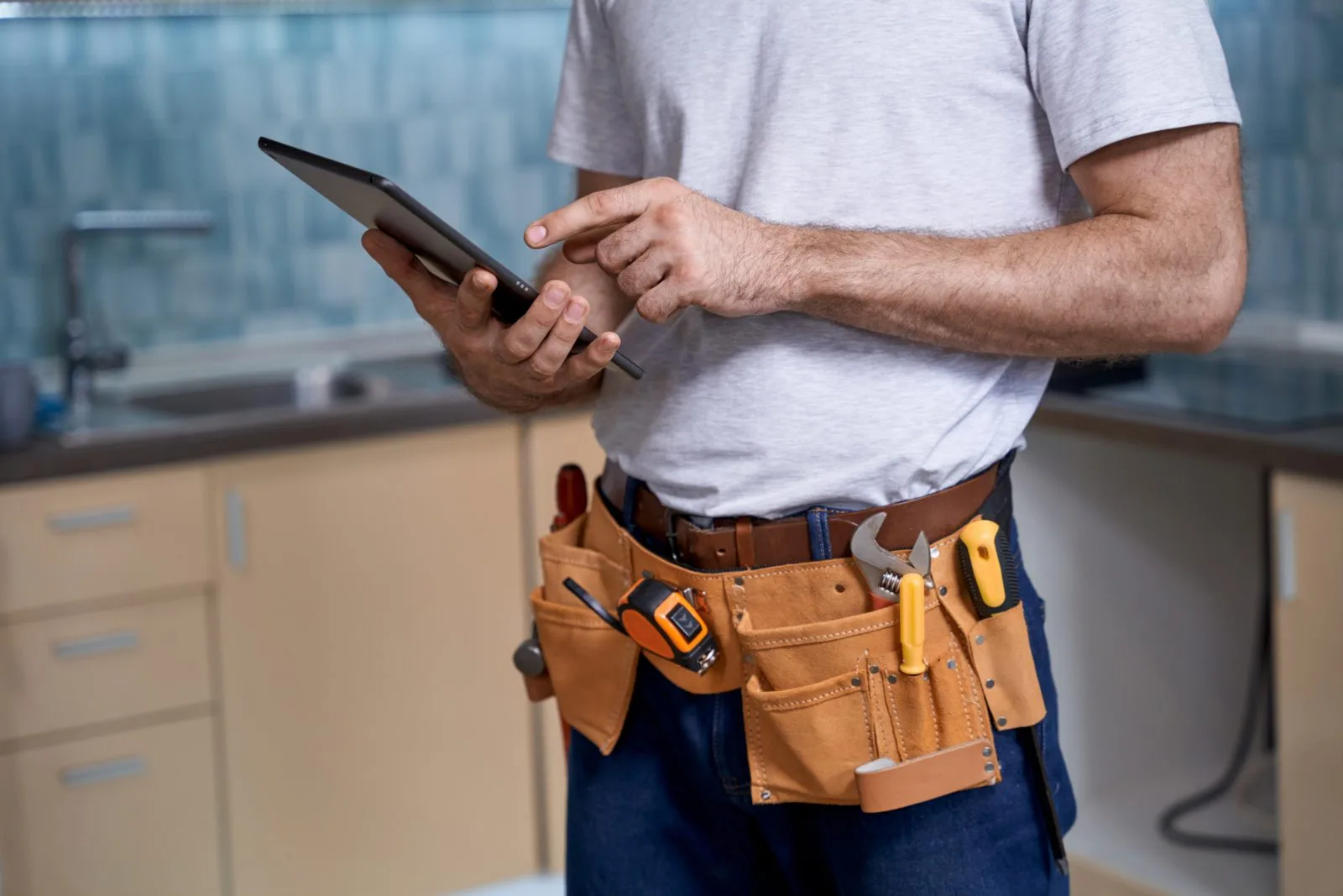 Artisan du bâtiment utilisant une tablette Artisan du bâtiment utilisant une tablette pour gérer ses travaux