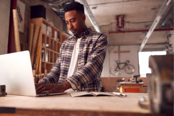 Artisan préparant sa facturation électronique sur ordinateur